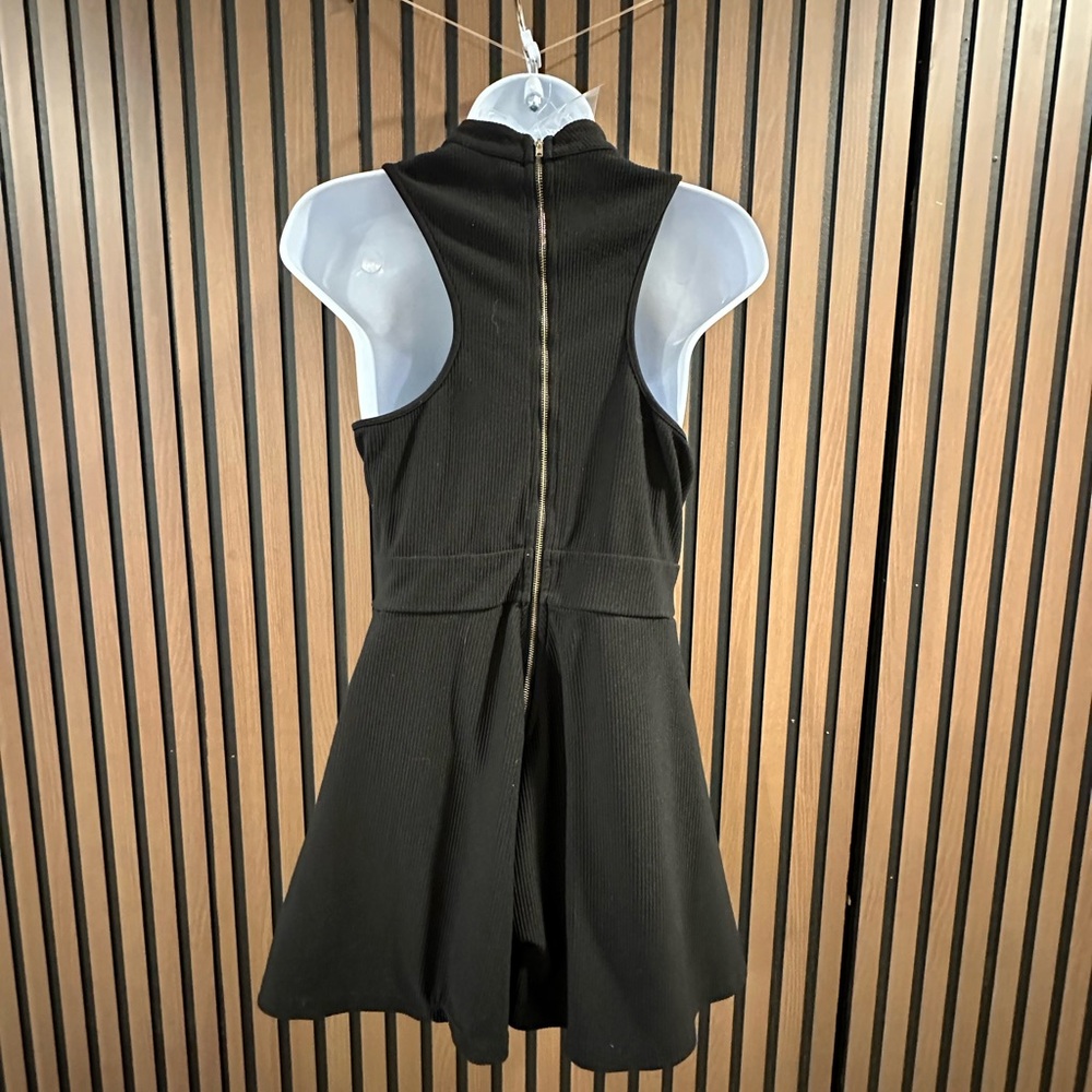 Elegant Black Sleeveless Dress - Picture 2 of 2
